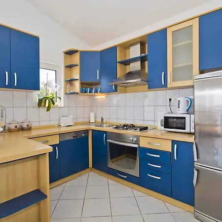 Roso - Zf Hvar * חוואר