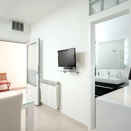 Roso - Zf Hvar * חוואר